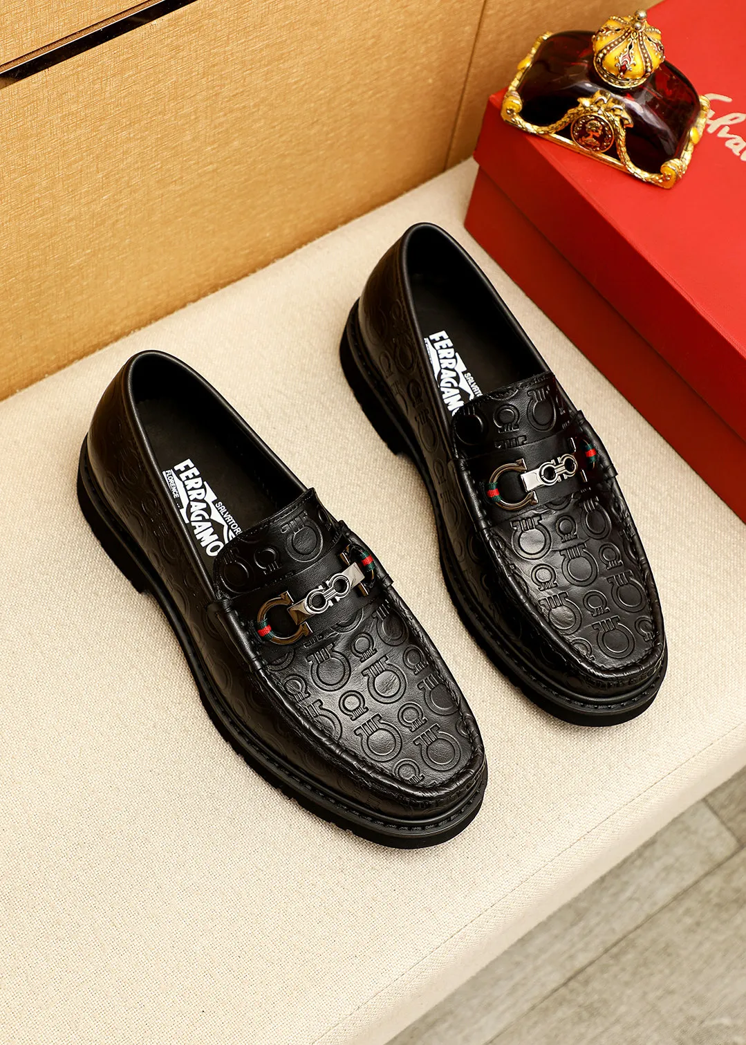 Men's shoes 💰520 💐 Product trademark: Ferragamo "Ferragamo" casual leather shoes Regular size: 38-44 (45.46🉑️customized) Product materials: Selected imported first-layer calfskin embossed upper + original hardware buckle, imported water-dyed cow leather lining. Strong three-dimensional visual effect, original outsole color: 1⃣️color optional